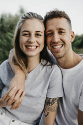 Porträt eines jungen lachenden Paares - LHPF00871