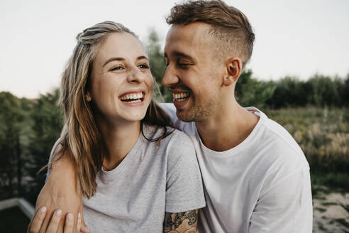 Portrait of young laughing couple - LHPF00874