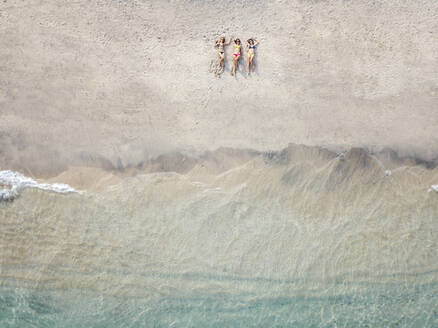 Luftaufnahme von jungen Frauen am Strand, Insel Gili Air, Bali, Indonesien - KNTF03448