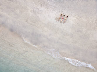 Luftaufnahme von jungen Frauen am Strand, Insel Gili Air, Bali, Indonesien - KNTF03451