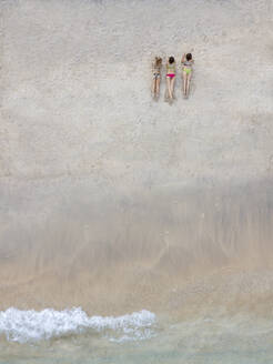 Luftaufnahme von jungen Frauen am Strand, Insel Gili Air, Bali, Indonesien - KNTF03452