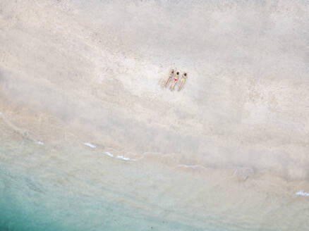 Luftaufnahme von jungen Frauen am Strand, Insel Gili Air, Bali, Indonesien - KNTF03453