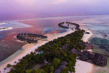 Luftaufnahme der Stelzenhäuser auf der Insel Olhuveli bei Sonnenaufgang, Malediven - AMF07301