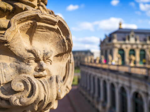 Nahaufnahme der Statue am Zwinger gegen den Himmel in Dresden, Deutschland, lizenzfreies Stockfoto