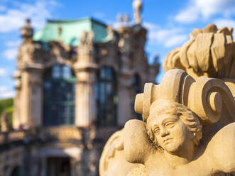 Nahaufnahme der Statue vor dem Zwinger in Dresden, Deutschland - LAF02375