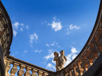 Niedriger Blickwinkel auf Statuen an einer Stützmauer vor blauem Himmel in Dresden, Deutschland - LAF02376