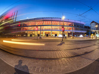 Fish-Eye-Objektivbild von Lichtspuren auf Bahngleisen vor dem Kulturpalast in der Abenddämmerung, Dresden, Deutschland - LAF02382