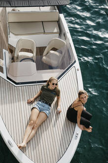 Draufsicht auf glückliche Freundinnen bei einem Bootsausflug auf einem See - LHPF00911