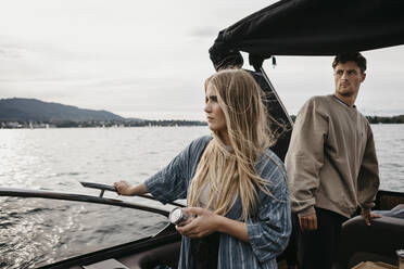 Junges Paar bei einer Bootsfahrt auf einem See - LHPF00921