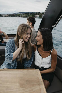 Glückliche Freunde bei einer Bootsfahrt auf einem See - LHPF00923