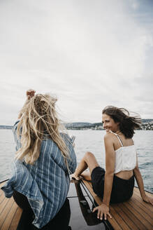 Glückliche Freundinnen bei einem Bootsausflug auf einem See - LHPF00926