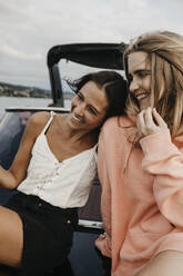 Glückliche Freundinnen bei einem Bootsausflug auf einem See - LHPF00928