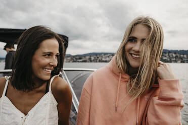 Glückliche Freundinnen bei einem Bootsausflug auf einem See - LHPF00929