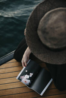 Frau mit einem Buch auf einem Boot - LHPF00932