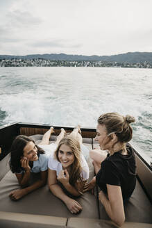 Glückliche Freundinnen bei einem Bootsausflug auf einem See - LHPF00954
