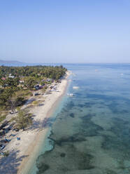 Luftaufnahme der Gili-Inseln gegen den klaren blauen Himmel auf Bali, Indonesien - KNTF03471