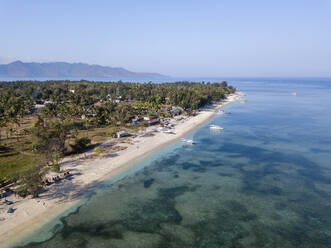 Drohnenaufnahme der Gili-Inseln gegen den klaren blauen Himmel auf Bali, Indonesien - KNTF03472