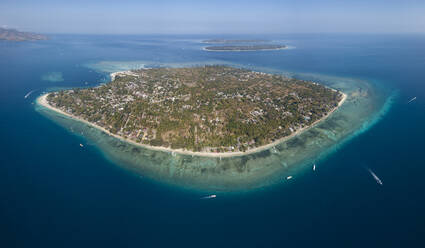 Drohnenaufnahme der Gili-Inseln gegen den Himmel auf Bali, Indonesien - KNTF03475