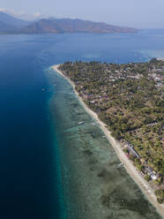 Luftaufnahme der Insel Gili-Air mit der Insel Lombok im Hintergrund auf Bali, Indonesien - KNTF03476