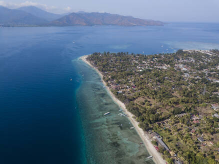 Luftaufnahme der Insel Gili-Air mit der Insel Lombok im Hintergrund auf Bali, Indonesien - KNTF03477