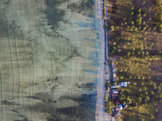Drohnenansicht der Insel Gili-Air auf Bali, Indonesien - KNTF03480