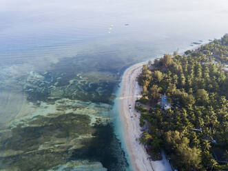 Luftaufnahme der Insel Gili-Air auf Bali, Indonesien - KNTF03481