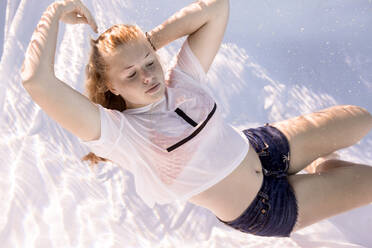 Teenager-Mädchen mit T-Shirt taucht unter Wasser - STBF00393