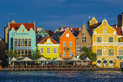 Häuser von Sint Annabaai gegen blauen Himmel in Willemstad Stadt während sonnigen Tag, Curaçao - RUNF03224