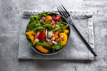 Schüssel mit Salat mit roten und gelben Tomaten, Rucola und Parmesan - SARF04349