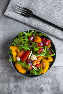 Schüssel mit Salat mit roten und gelben Tomaten, Rucola und Parmesan - SARF04350