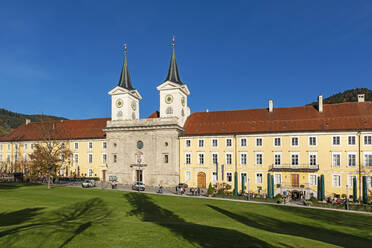 Kloster Tegernsee und St. Quirinus Kirche vor blauem Himmel in Bayern, Deutschland - LHF00717