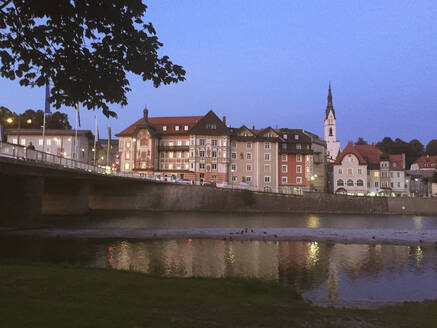 Gebäude am Fluss gegen klaren Himmel in der Abenddämmerung, Bad Tölz, Deutschland - FCF01814