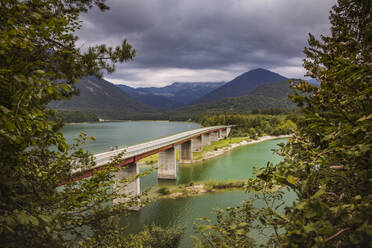 Bridge over Sylvenstein Lake against cloudy sky, Bavaria, Germany - FCF01816