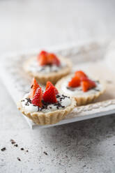 Nahaufnahme einer Torte mit Joghurt und Erdbeeren in einem Teller auf dem Tisch - MYF02169