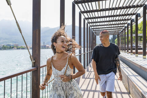 Glückliches junges Paar an der Seepromenade, Lecco, Italien, lizenzfreies Stockfoto