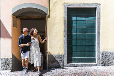 Junges Paar erkundet die Stadt, Lecco, Italien - MCVF00057