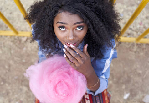 Porträt einer jungen Frau mit rosa Zuckerwatte - VEGF00733