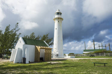 Blick auf einen Leuchtturm bei bewölktem Himmel in Grand Turk, Turks- und Caicosinseln - RUNF03231