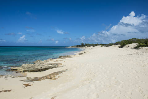 Blick auf den Strand von Norman Saunders vor blauem Himmel auf Grand Turk, Turks- und Caicosinseln, lizenzfreies Stockfoto