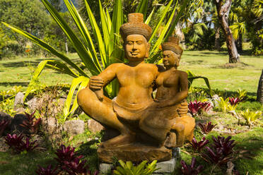 Nahaufnahme von Buddha-Statuen im botanischen Garten auf St. Kitts und Nevis, Karibik - RUNF03240