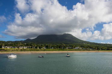 Blick auf die Insel Nevis bei bewölktem Himmel auf St. Kitts und Nevis, Karibik - RUNF03247