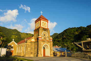 Niedriger Blickwinkel auf die anglikanische Kirche vor blauem Himmel in Soufriere, Dominica, Karibik - RUNF03251