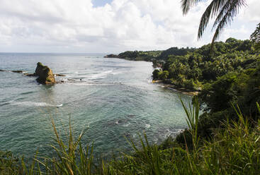 Blick auf das Meer vor bewölktem Himmel auf Dominica, Karibik - RUNF03252