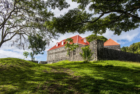Niedriger Blickwinkel auf Fort Shirley auf einem Hügel, Dominica, Karibik - RUNF03253