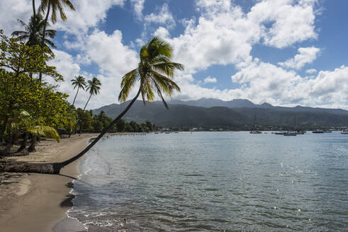 Blick auf das Meer und die Berge bei bewölktem Himmel, Dominica, Karibik - RUNF03254