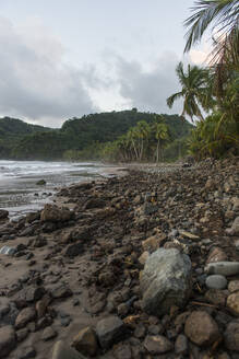 Blick auf einen Vulkanstrand gegen den Himmel, Dominica, Karibik - RUNF03263