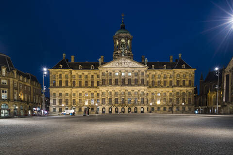 Niederlande, Amsterdam, Königlicher Palast von Amsterdam bei Nacht, lizenzfreies Stockfoto