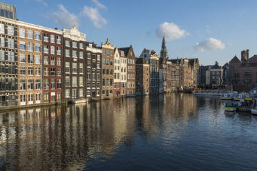 Niederlande, Amsterdam, Häuserreihe am Wasser - XCF00239