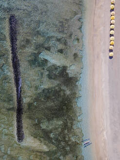 Luftaufnahme eines Strandes auf Bali, Indonesien - KNTF03484