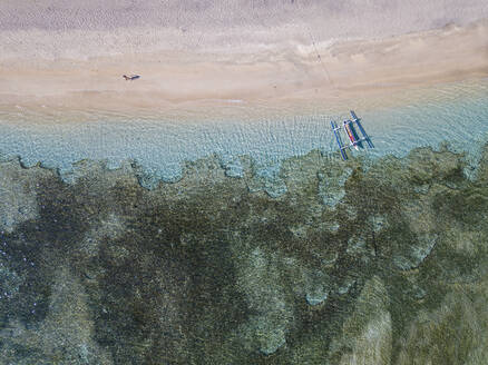 Luftaufnahme eines am Strand vertäuten Auslegers auf Bali, Indonesien - KNTF03485
